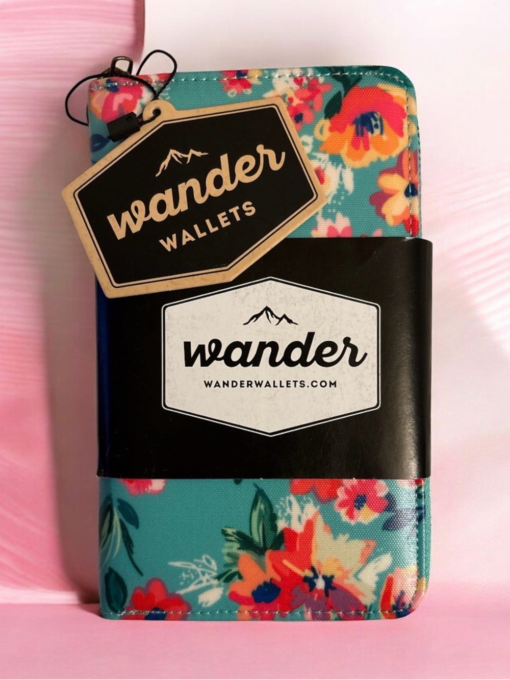 Brand new with original tags and protective band intact! This Wander Wallets zip